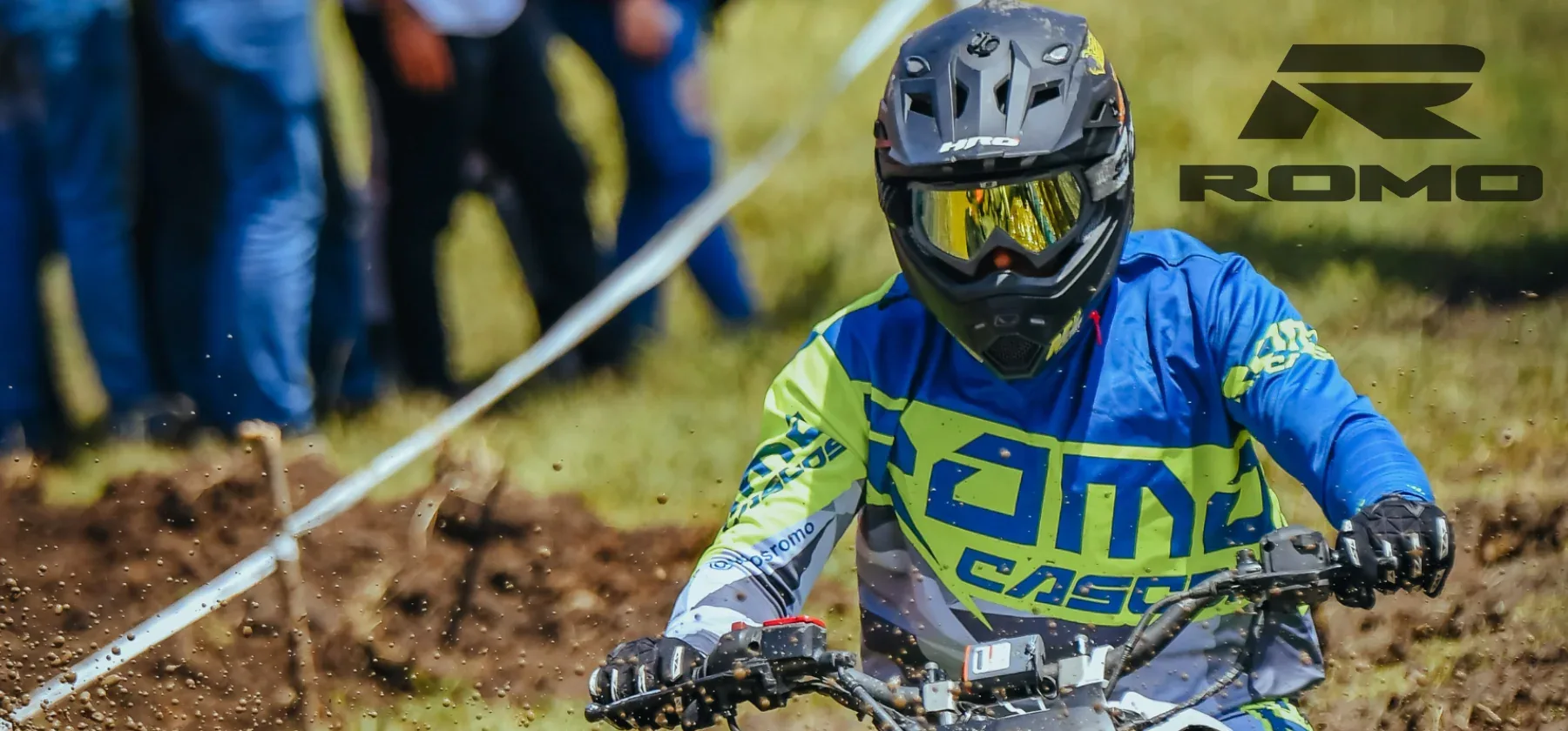 Piloto con jersey de Cascos Romo en una pista de tierra
